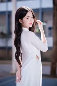 Discover the Grace of White Ao Dai: Vietnamese Girl's Delicate Beauty Shines - image 0