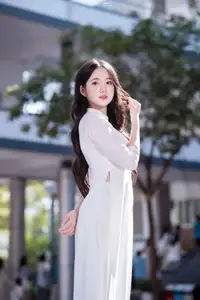 Discover the Grace of White Ao Dai: Vietnamese Girl's Delicate Beauty Shines - image 2