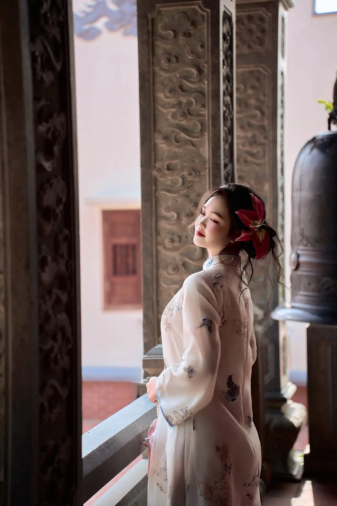 Graceful Vietnamese Ao Dai Beauty in Ancient Architecture
