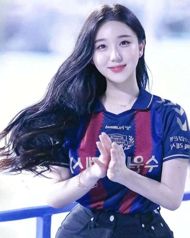 Stunning Korean Influencer Captivates Fans with an Angelic Smile and Perfect Hourglass Figure
