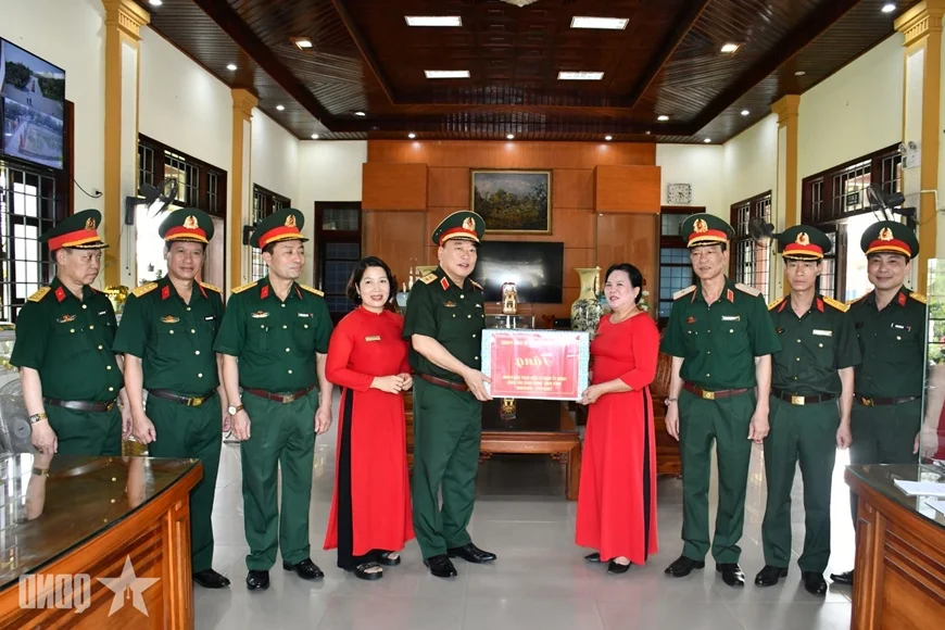 Central Military Commission and Ministry of Defense Honor Policy Families with Heartfelt Gifts