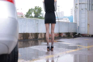 Xiaoliu in the Rain: Atmospheric IESS Photography Showcasing Elegant Black Silk Hosiery in a Moody Urban Setting - image 39
