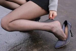 Xiaoliu in the Rain: Atmospheric IESS Photography Showcasing Elegant Black Silk Hosiery in a Moody Urban Setting - image 15