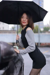 Xiaoliu in the Rain: Atmospheric IESS Photography Showcasing Elegant Black Silk Hosiery in a Moody Urban Setting - image 12