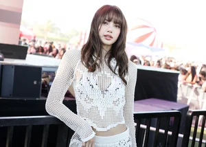 Lisa of BLACKPINK Faces Vocal Criticism Following Coachella Performance: Analyzing the Online Debate - image 4