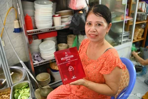 Michelin Recommended Eel Glass Noodles: A 40-Year Hanoi Old Quarter Gem - image 4