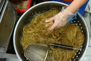 Michelin Recommended Eel Glass Noodles: A 40-Year Hanoi Old Quarter Gem - image 3