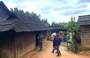 Heartwarming Efforts of Teachers Navigating Rough Terrain to Bring Kids to School - image 12