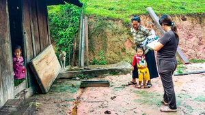 Heartwarming Efforts of Teachers Navigating Rough Terrain to Bring Kids to School - image 7