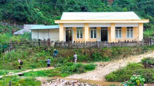 Heartwarming Efforts of Teachers Navigating Rough Terrain to Bring Kids to School - image 11