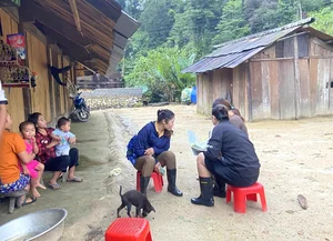 Heartwarming Efforts of Teachers Navigating Rough Terrain to Bring Kids to School - image 13