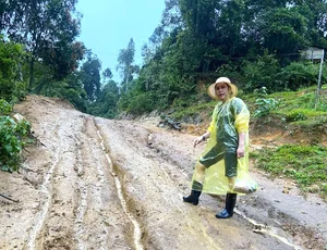 Heartwarming Efforts of Teachers Navigating Rough Terrain to Bring Kids to School - image 16