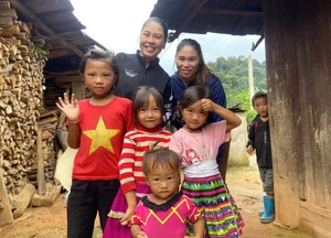 Heartwarming Efforts of Teachers Navigating Rough Terrain to Bring Kids to School - image 15