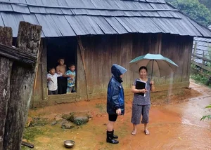 Heartwarming Efforts of Teachers Navigating Rough Terrain to Bring Kids to School - image 1