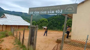 Heartwarming Efforts of Teachers Navigating Rough Terrain to Bring Kids to School - image 2