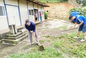 Heartwarming Efforts of Teachers Navigating Rough Terrain to Bring Kids to School - image 9
