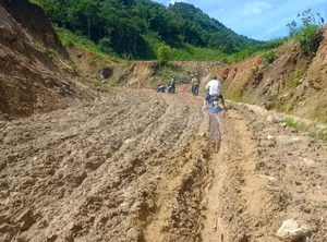 Heartwarming Efforts of Teachers Navigating Rough Terrain to Bring Kids to School - image 5