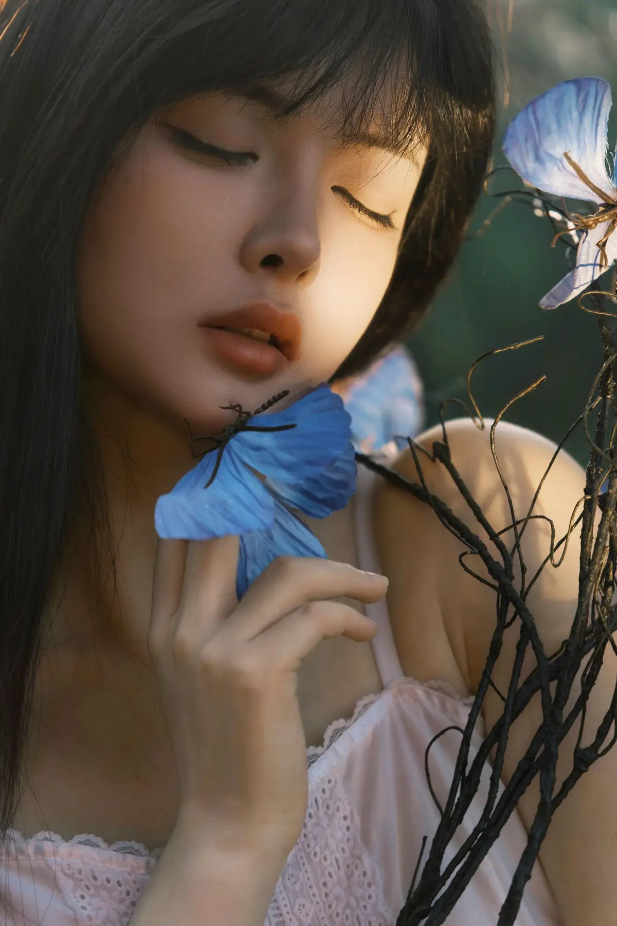 Enchanting Muse Amidst Blooms: Xing Zhi Ka Tao's Ethereal Beauty in YiTuYu Vol.8541