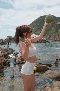 Louis Phạm and the Reality of 'Unfiltered' Beauty: Analyzing the Viral Raw Camera Moments - image 1