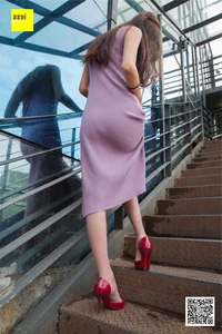 IESS Wanping New Year Special: Elegant Silk Fashion and Festive Holiday Greetings - image 5