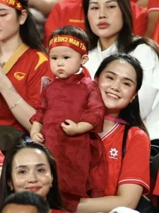 Vietnam National Team Wins AFF Cup: Spotlight on the Captain's Wife's Beauty - image 3