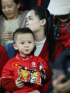 Vietnam National Team Wins AFF Cup: Spotlight on the Captain's Wife's Beauty - image 5