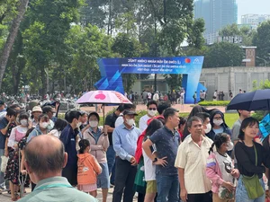 Thousands Flock to Experience New Metro Lines on Opening Day - image 5