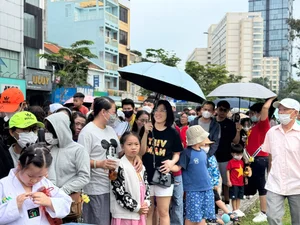 Thousands Flock to Experience New Metro Lines on Opening Day - image 0