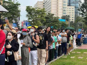 Thousands Flock to Experience New Metro Lines on Opening Day - image 2
