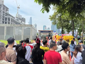 Thousands Flock to Experience New Metro Lines on Opening Day - image 4