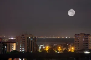 Spectacular Views of the Final Supermoon of 2023 Over Hanoi's Skyline - image 1