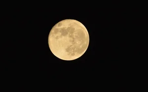 Spectacular Views of the Final Supermoon of 2023 Over Hanoi's Skyline - image 2