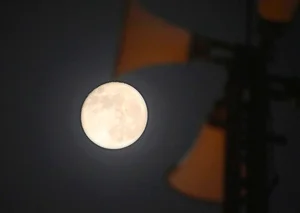 Spectacular Views of the Final Supermoon of 2023 Over Hanoi's Skyline - image 3