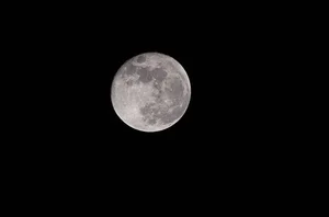Spectacular Views of the Final Supermoon of 2023 Over Hanoi's Skyline - image 6