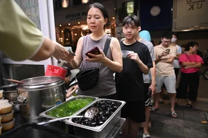 The Famous Tofu Pudding Stall Where Locals Queue for Hours - image 9