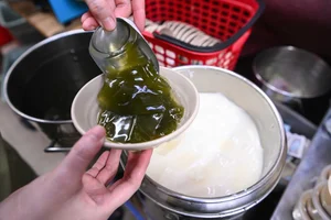 The Famous Tofu Pudding Stall Where Locals Queue for Hours - image 1