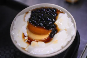 The Famous Tofu Pudding Stall Where Locals Queue for Hours - image 2