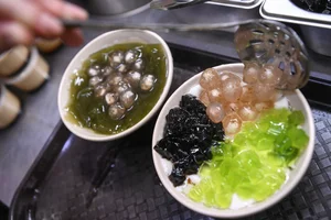 The Famous Tofu Pudding Stall Where Locals Queue for Hours - image 0