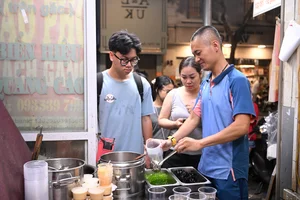 The Famous Tofu Pudding Stall Where Locals Queue for Hours - image 5