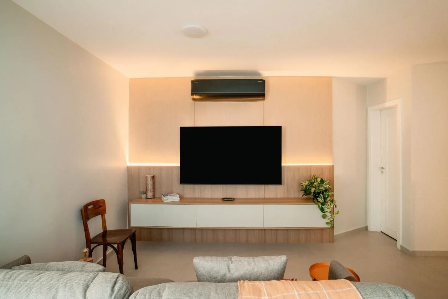 Transform 150m2 apartment into a cozy gathering space by removing partition walls
