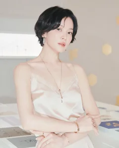 Song Hye Kyo: The Ageless Beauty and Style Icon of the Hallyu Generation - image 1