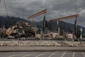 Devastating Wildfires Impact Popular Tourist Towns: A Visual Report - image 5