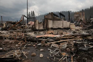 Devastating Wildfires Impact Popular Tourist Towns: A Visual Report - image 1