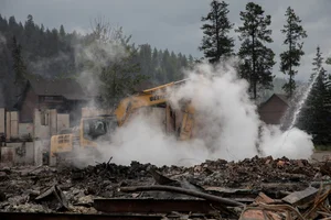Devastating Wildfires Impact Popular Tourist Towns: A Visual Report - image 2