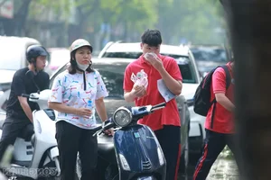 Hanoi Students Confidently Tackle Final Exams with Strong Parental Support - image 9