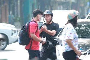 Hanoi Students Confidently Tackle Final Exams with Strong Parental Support - image 8