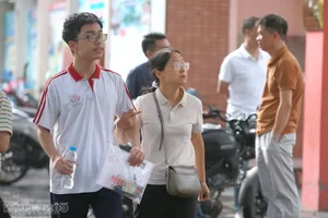 Hanoi Students Confidently Tackle Final Exams with Strong Parental Support - image 11