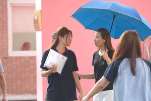 Hanoi Students Confidently Tackle Final Exams with Strong Parental Support - image 0