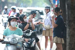 Hanoi Students Confidently Tackle Final Exams with Strong Parental Support - image 6