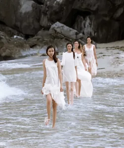 High-Fashion Challenges: Models Struggle During Cao Minh Tien's Floating Runway Show - image 4